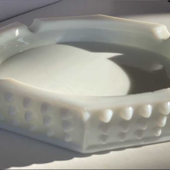 1950s mid-century milk glass octagonal ashtray in hobnail pattern by Fenton - Picture 4 of 6